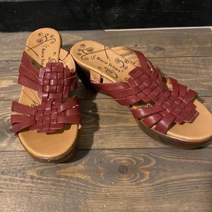 Bare traps sandals Size 8M